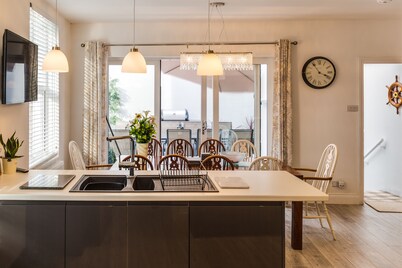 The Hopecliffe, Filey. 2 minutes from the beach!