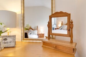 4 habitaciones, tabla de planchar con plancha, wifi y ropa de cama 