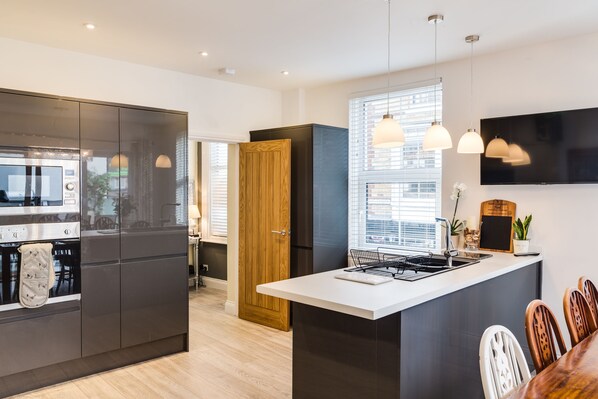 Réfrigérateur, micro-ondes, four, plaque de cuisson