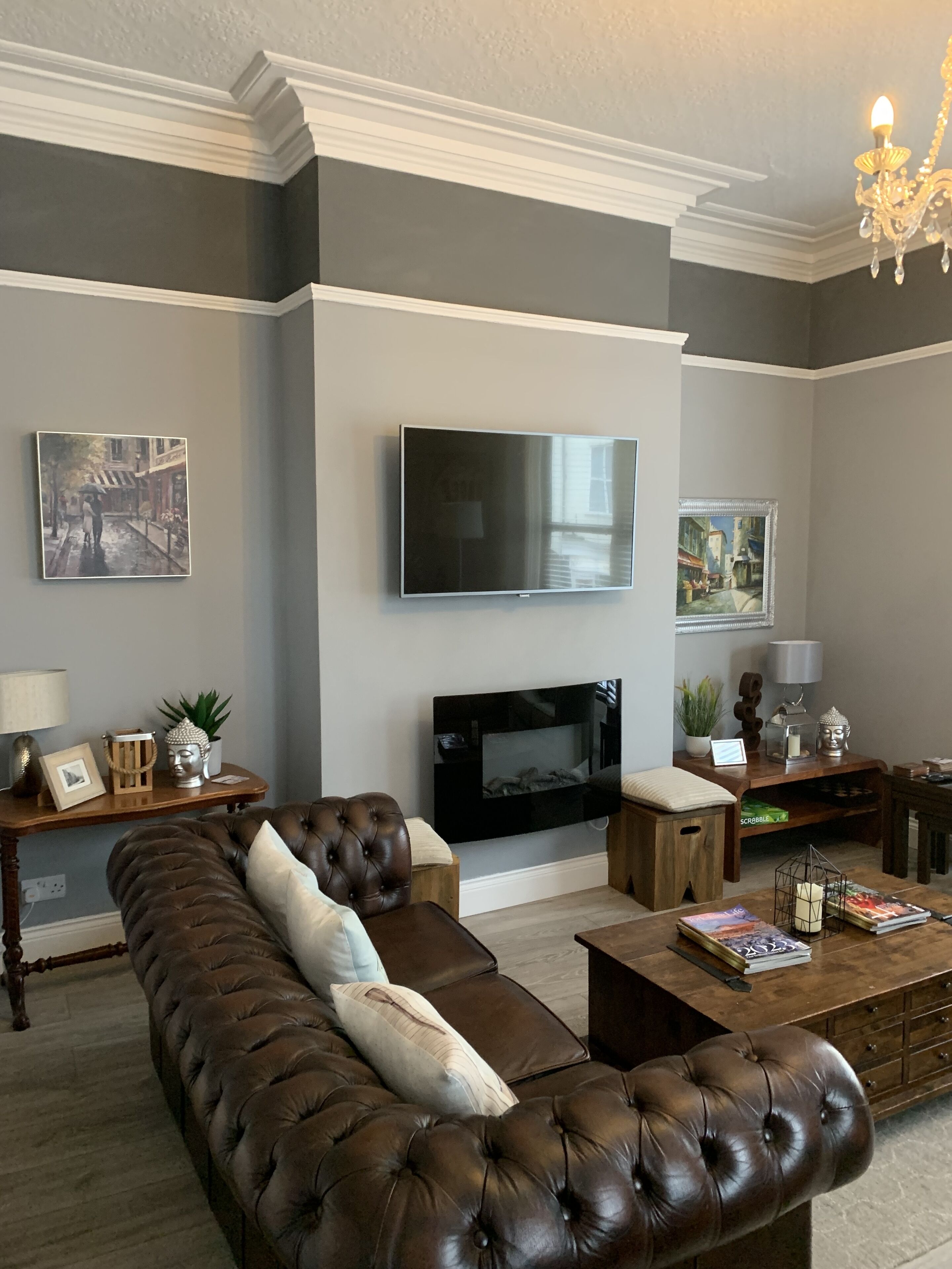 Televisión y chimenea 