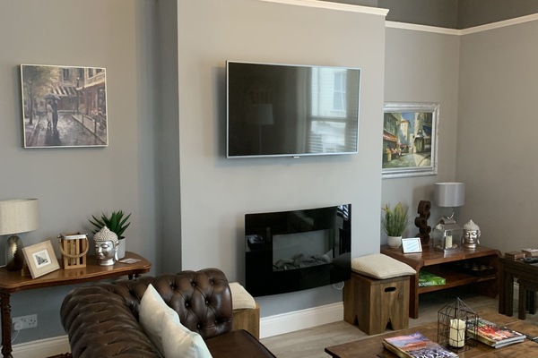 Televisión y chimenea