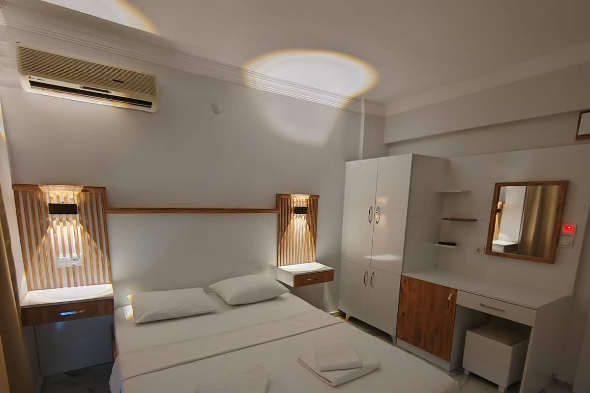 Tabla de planchar con plancha, wifi gratis y ropa de cama