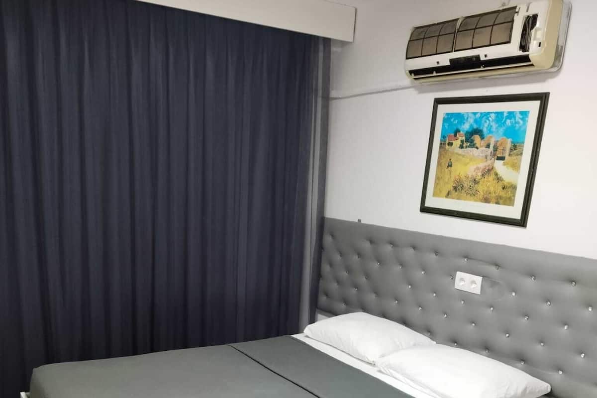 Tabla de planchar con plancha, wifi gratis y ropa de cama