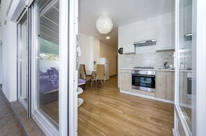 Apartamento superior, 1 habitación, terraza, vistas al mar | Servicio de comidas en la habitación