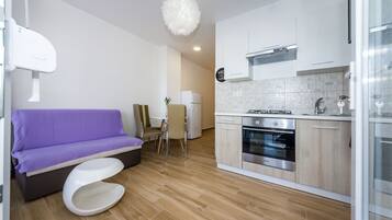 Superior-Apartment, 1 Schlafzimmer, Terrasse, Meerblick | Wohnbereich | Flachbildfernseher