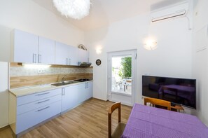 Apartamento conforto, 2 quartos, terraço, vista para o mar | Opções para refeição no quarto