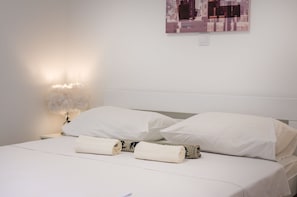 Apartamento superior, 1 habitación, terraza, vistas al mar | Escritorio, wifi gratis, ropa de cama