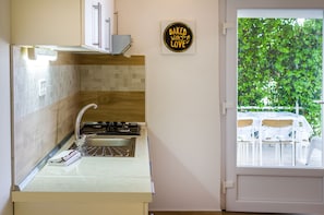 Apartamento Confort, 2 habitaciones, terraza, vistas al mar | Cocina privada | Frigorífico, placa de cocina y utensilios de cocina