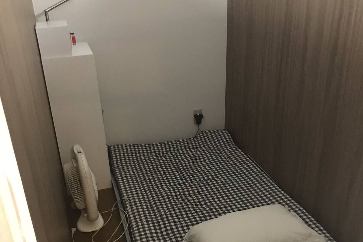 Small Single Room, Men only