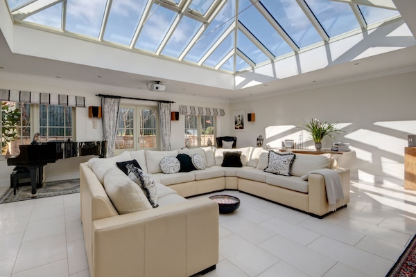 Smart-tv, een open haard, een dvd-speler en boeken