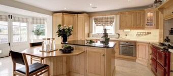 Stunning BIG COTSWOLD COTTAGE + Annexe sleeps 16