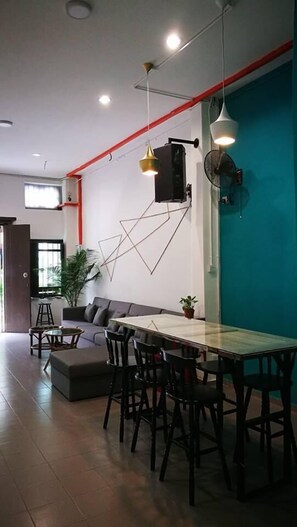 Dining - Summer Terrace - Hostel (George Town)