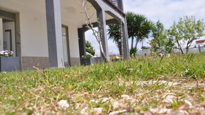 A building with a balcony and a grassy area in the foreground. - Alicata B&B La Dimora Del Vento (Licata)