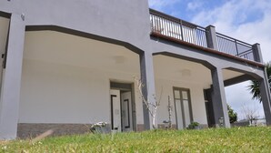 A modern building with a flat roof, a balcony with a metal railing, and a covered entrance area. - Alicata B&B La Dimora Del Vento (Licata)
