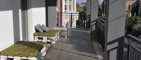 Deluxe-Dreibettzimmer | Terrasse/Patio