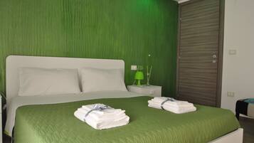 Chambre Triple Deluxe | Minibar, bureau, lits bébé (gratuits), Wi-Fi gratuit