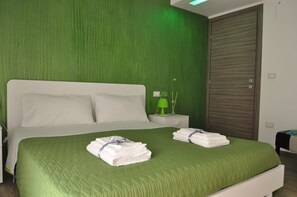 Tremannsrom – deluxe | Minibar, skrivebord, barnesenger (inkludert) og wi-fi (inkludert)