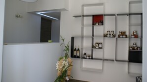 A modern interior with a wall-mounted wine rack and a potted orchid. - Alicata B&B La Dimora Del Vento (Licata)