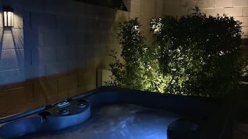 Deluxe House, 3 Bedrooms | Private spa tub