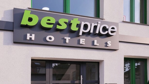 Een hotelsbord met de naam 'best price hotels'.