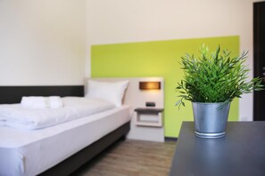 Desk, soundproofing, free WiFi, bed sheets - bestprice Hotel Eschweiler (Eschweiler)