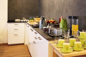 Desayuno buffet diario (EUR 8.90 por persona)