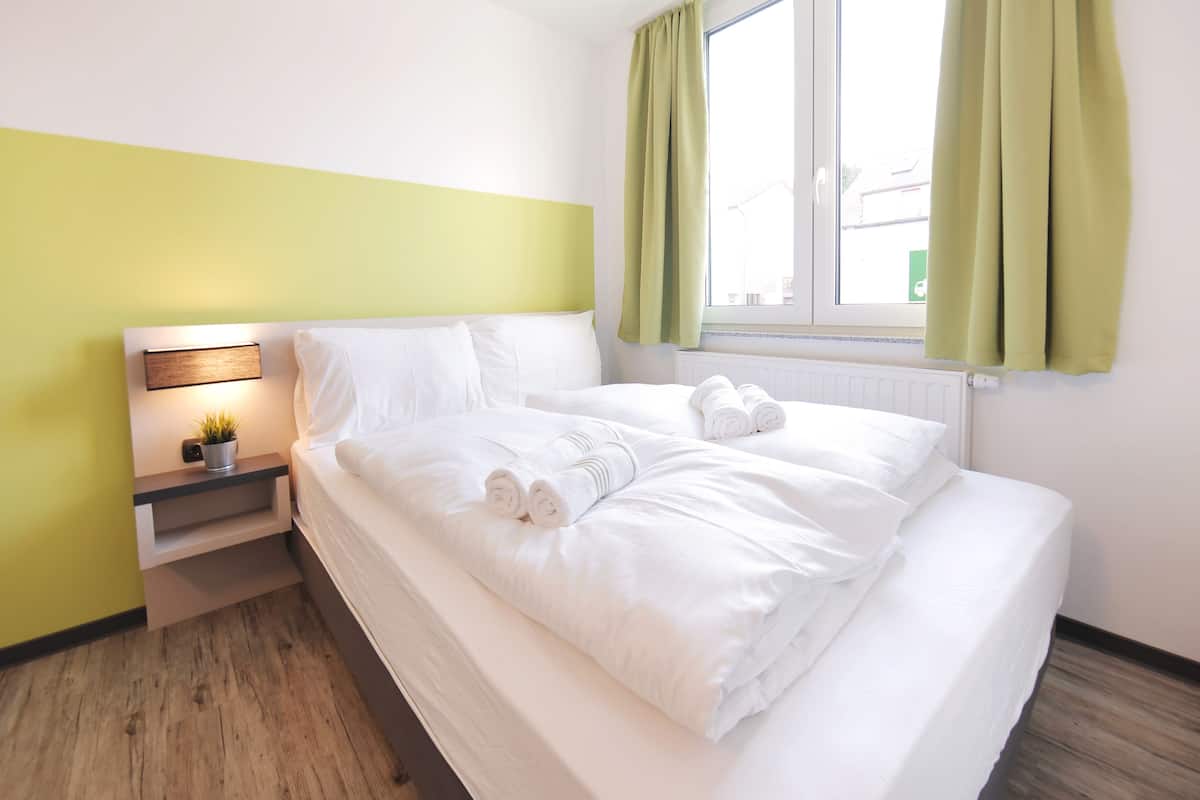Een bureau, geluiddichte muren, gratis wifi, beddengoed