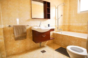 샤워기/욕조 결합, 레인폴 샤워기, 무료 세면용품, 헤어드라이어