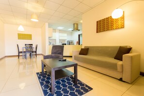 Appartement Deluxe, 2 chambres | Coin séjour | Télévision à écran plat de 43 pouces avec chaînes par satellite