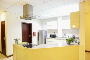 Deluxe-huoneisto, 2 makuuhuonetta | Yksityinen keittiö | Täysikokoinen jääkaappi, mikroaaltouuni, uuni, liesi