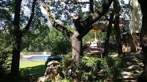 Una piscina al aire libre de temporada