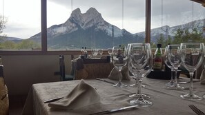 Se sirven desayunos, almuerzos y cenas; cocina local