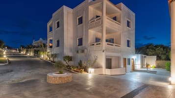 Bagian depan properti - sore/malam