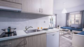 Perhehuoneisto, 1 makuuhuone, keittotila, uima-altaan luona | Yksityinen keittonurkkaus | Jääkaappi, liesi, kahvin-/teenkeitin, vedenkeitin