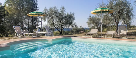 Una piscina al aire libre de temporada