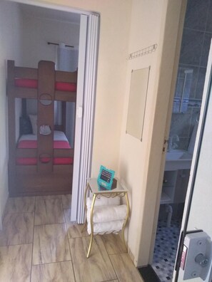 1 habitación, minibar, tabla de planchar con plancha y wifi gratis 