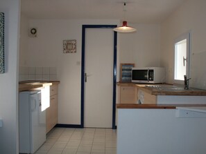 Mikrobølgeovn, kokeplater og kaffetrakter/tekoker