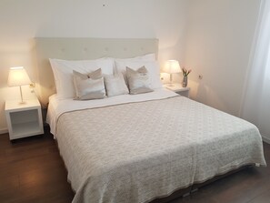 2 Schlafzimmer, Schreibtisch, Bügeleisen/Bügelbrett