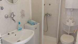 Kostenlose Toilettenartikel, Handtücher