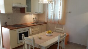 Kühlschrank, Ofen, Herdplatte, Wasserkocher