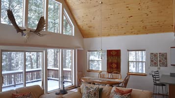 Smart-tv, een open haard, videospelletjes en een dvd-speler