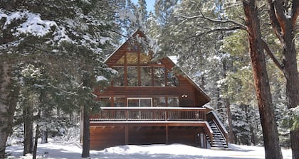 Hermoso chalet de montaña a 5 minutos de todos los servicios de Angel Fire.