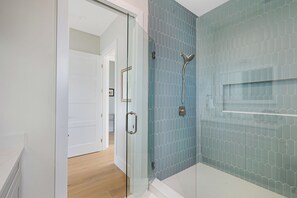 Combined shower/tub, hair dryer, towels, soap - Anna Maria Island Waterfront house with private pool, spa, elevator and dock (Anna Maria Island)