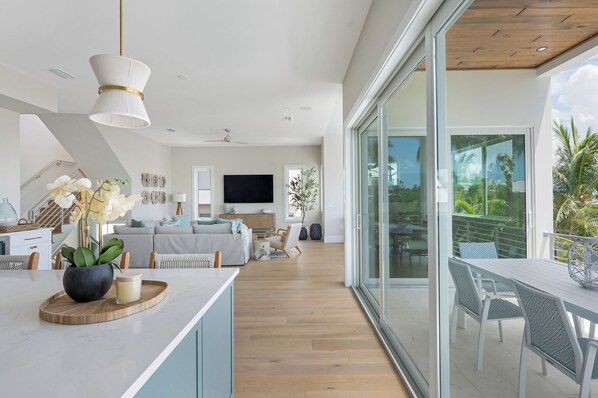 Smart TV, fireplace, ping pong, books - Anna Maria Island Waterfront house with private pool, spa, elevator and dock (Anna Maria Island)