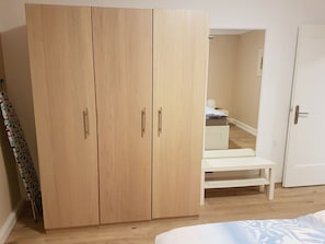 1 slaapkamer, een strijkplank/strijkijzer, gratis wifi, beddengoed