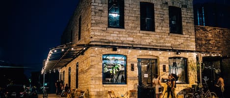 Fassade der Unterkunft – Abend/Nacht