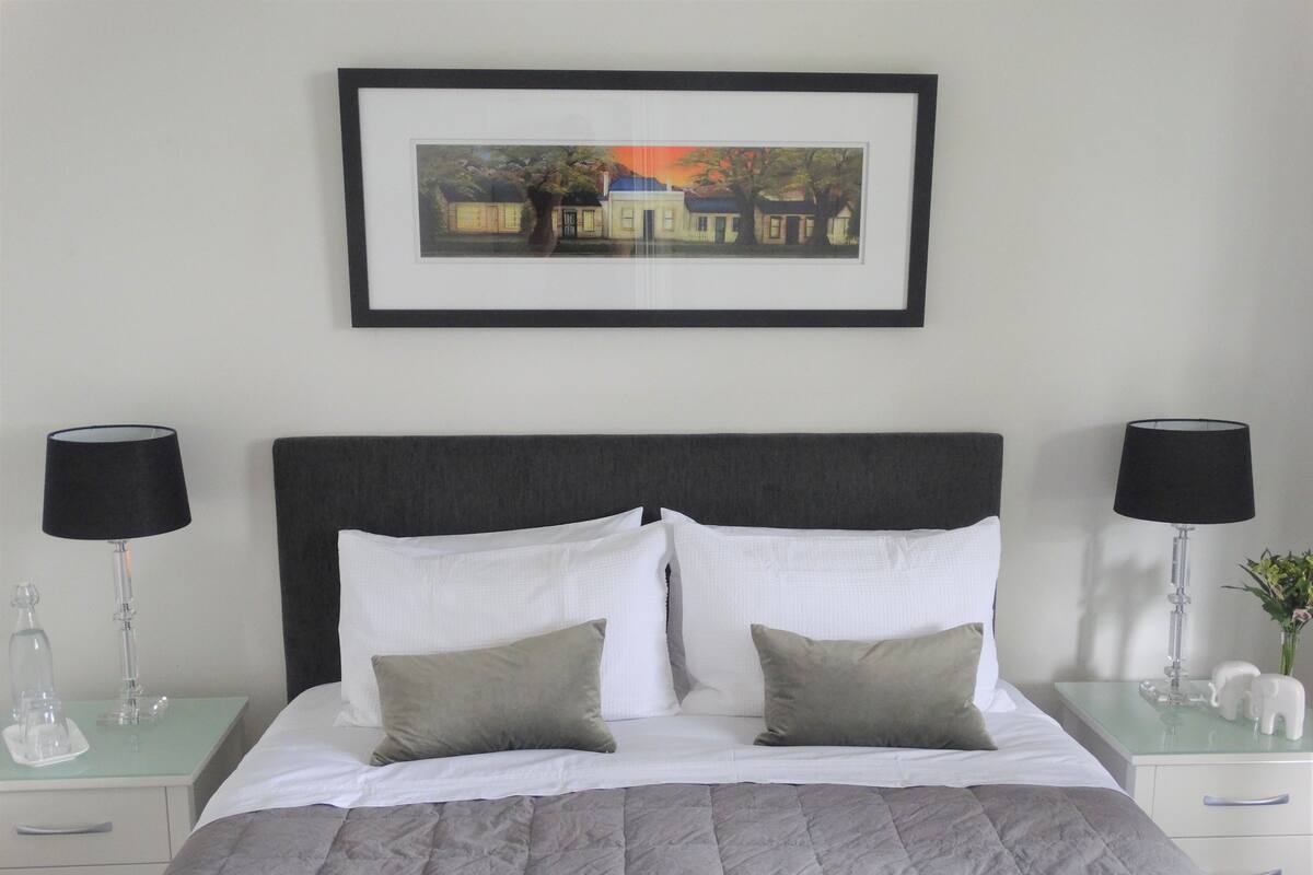 Grand Double Room Single Use, 1 King Bed, Non Smoking, Bathtub | Soundproofing, WiFi (free), bed sheets