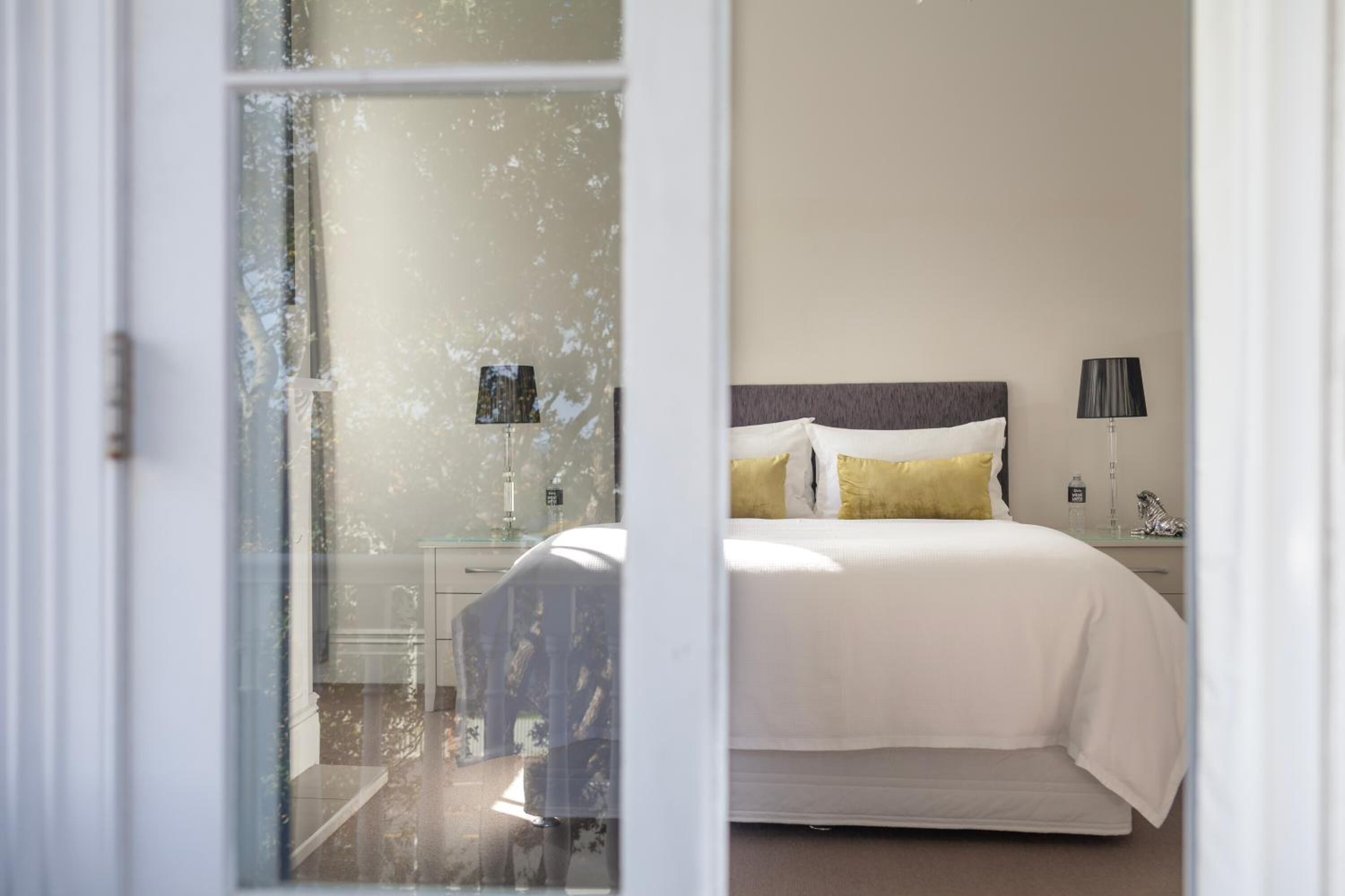 Soundproofing, free WiFi, bed sheets