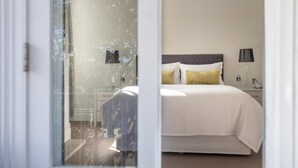 A bedroom with a bed, bedside tables, and a lamp. - Andelin Guest House (Auckland)