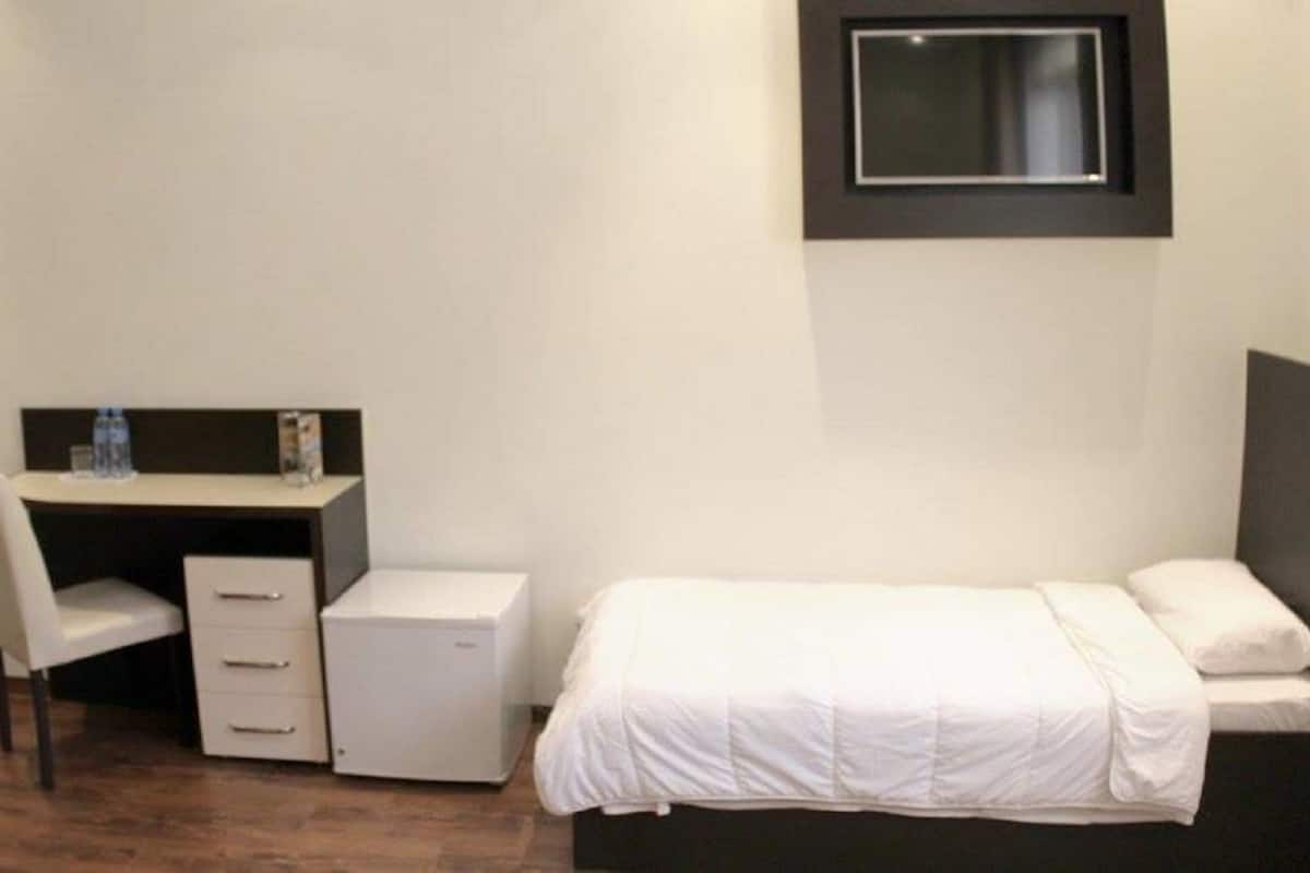 Standard Room | Minibar, individually decorated, individually furnished, desk